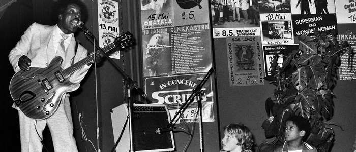 Jugendfreie Show: Buddy Guy auf der Bühne im Sinkkasten an der Brönnerstraße (1. Mai 1981). Foto: Martin Feldmann
