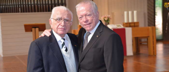Vater Paul (links) und Sohn Volker Stein (rechts) waren beide langjährige Kirchenvorstandsvorsitzende der evangelischen Festeburggemeinde. Foto: Michael Martell, 2013