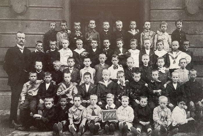 Schulklasse der Rebstöckerschule 1906 (ISG: S7A 1998/19.253)