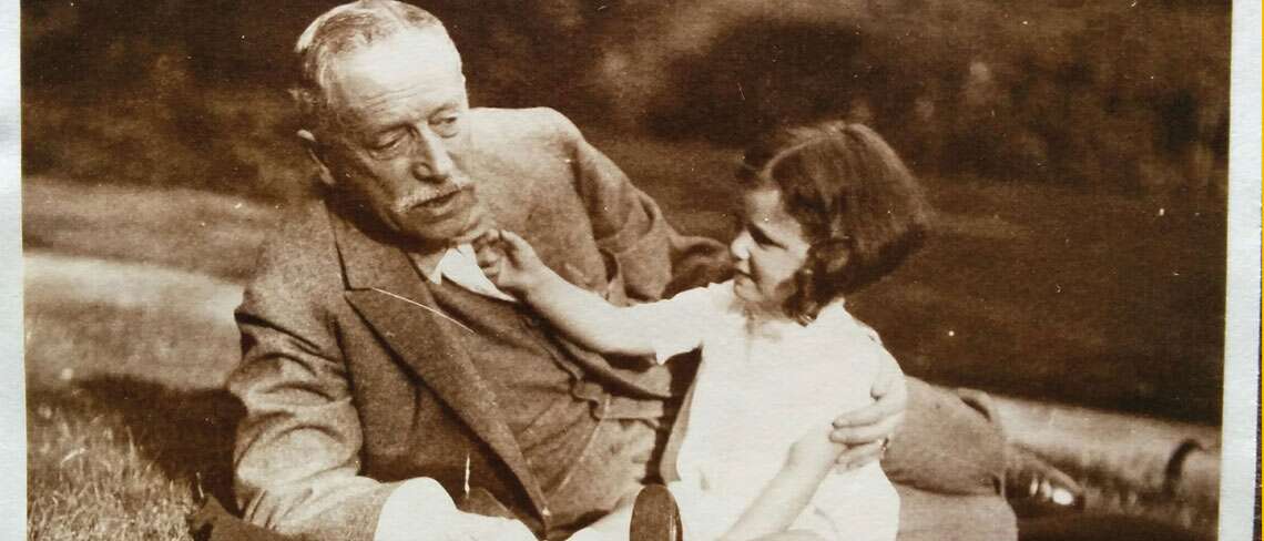 Eduard Beit von Speyer mit Enkelkind Charlotte 1927. Foto: Privatbesitz Burin